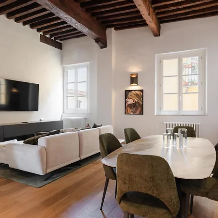 Chic Vibes And An Espresso Lucca
