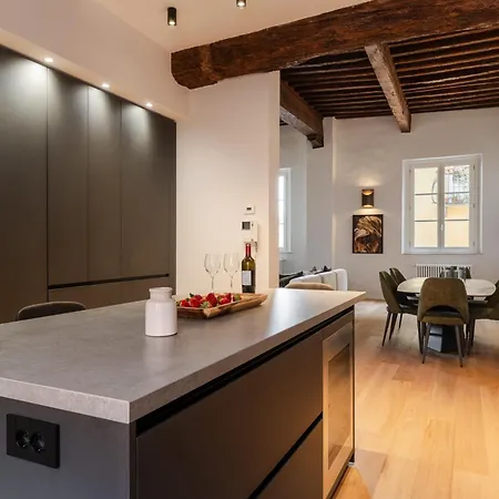 Chic Vibes And An Espresso Apartment Lucca